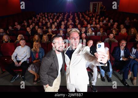 Martin Compston (links) und Phil MacHugh im Waterfront Cinema in Greenock vor der Vorschau ihrer neuen Serie, Martin Compstons Scottish Fling. Bilddatum: Montag, 5. September 2022. Stockfoto
