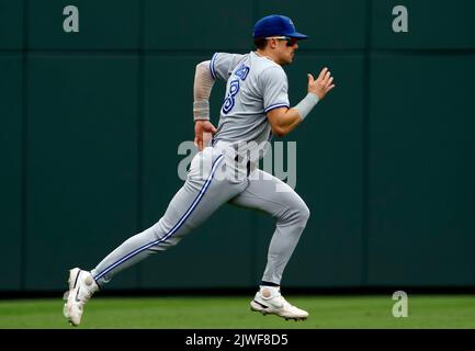 Baltimore, USA. 05. September 2022. BALTIMORE, MD - SEPTEMBER 05: Toronto Blue Jays der zweite Baseman Cavan Biggio (8) erwärmt sich vor einem MLB-Spiel zwischen den Baltimore Orioles und den Toronto Bluejays am 05 2022. September im Orioles Park in Camden Yards in Baltimore, Maryland. (Foto von Tony Quinn/SipaUSA) Quelle: SIPA USA/Alamy Live News Stockfoto