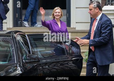 London, Vereinigtes Königreich, 05/09/2022, Liz Truss verlässt Tory HQ in Westminster nach ihrem Sieg im konservativen Führungswettlauf gegen Rishi Sunak in London am 5.. September 2022 Stockfoto