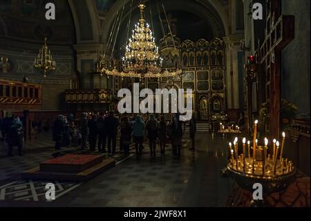 Heiliges Mysterium der Taufe in der orthodoxen Kathedrale des Heiligen Geistes in Tschernivtsi, Ukraine Stockfoto