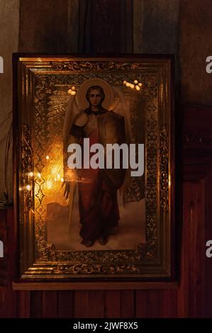 Der verschwommene Blick auf das Symbol mit Kerzen in der orthodoxen Kathedrale des Heiligen Geistes in Tschernivtsi, Ukraine Stockfoto