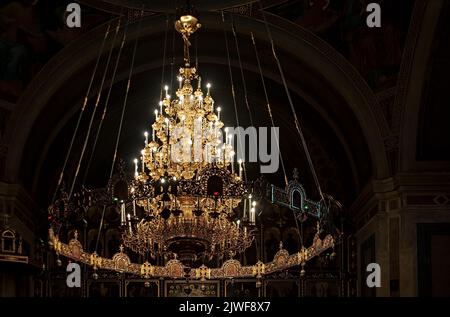 Luxuriöser, massiver goldener Kronleuchter Stockfoto