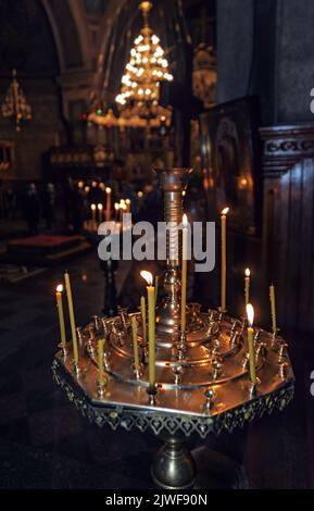 Kerzen des Heiligen Geistes Orthodoxe Kathedrale in Tschernivtsi, Ukraine Stockfoto