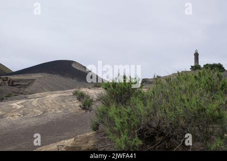 Zerstörter Leuchtturm am Capelinhos Vulkan auf der Insel Faial, Azoren, Portugal. Stockfoto