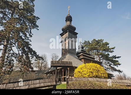 St. Michaels hölzerne Kirche aus dem Dorf Shelestove, ein klassisches Beispiel der folkloristischen Lemko-Architektur, Uschhorod, Ukraine. Stockfoto