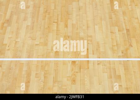 Holzboden Basketball, Badminton, Futsal, Handball, Volleyball, Fußball, Fußballplatz. Holzboden der Sporthalle mit weißer Markierung auf Holz Stockfoto