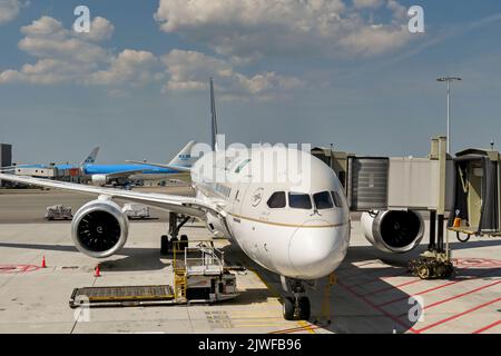 Amsterdam, Niederlande - August 2022: Boeing 787 Dreamliner parkte am Flughafen Schipol. Der Jet wird von Saudia betrieben Stockfoto