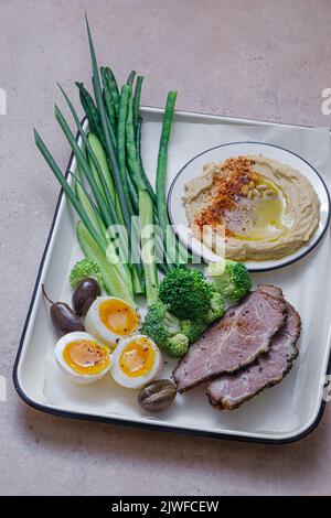 Frühstück mit hinterem Fleisch, Hummus und grünem Gemüse, Kopierplatz Stockfoto