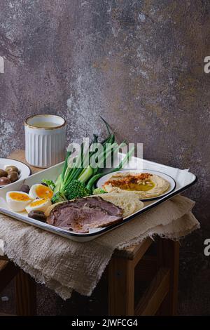 Frühstück mit hinterem Fleisch, Hummus und grünem Gemüse, Kopierplatz Stockfoto
