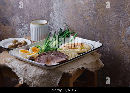 Frühstück mit hinterem Fleisch, Hummus und grünem Gemüse, Kopierplatz Stockfoto