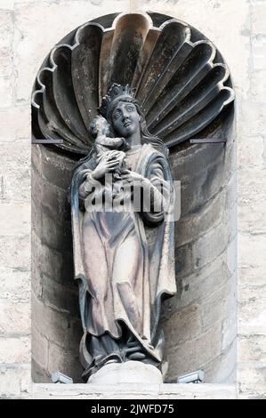 Kleine Skulptur in der Nische des alten Gebäudes in Lviv Ukraine Stockfoto