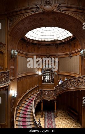 Die wunderschöne noble Lobby des Wissenschaftlerhauses am 18.. Juni 2017 in Lviv, Ukraine. Stockfoto