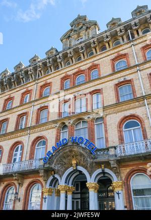 Scarborough, North Yorkshire, Großbritannien, September 1 2022 der prachtvolle Eingang zum ansonsten verblassten Grand Hotel in Scarborough Stockfoto