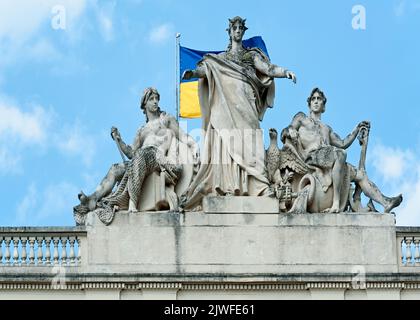 Nahaufnahme der Skulptur an der Spitze des Universitätsgebäudes in Lviv Ukraine Stockfoto