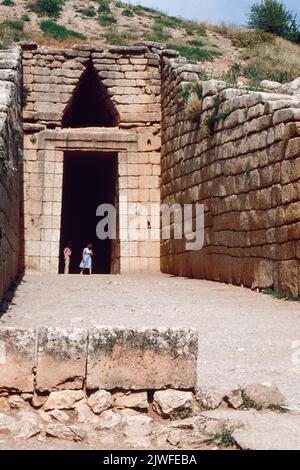 Tor zur Schatzkammer von Atreus bei Mycenae (Mykenai) - eine archäologische Stätte in der Nähe von Mykines in Argolis, im zweiten Jahrtausend v. Chr., Mycenae war eines der wichtigsten Zentren der griechischen Zivilisation, eine militärische Festung, die einen Großteil von Südgriechenland, Kreta, den Kykladen und Teilen von Südwestanatolien dominierte. März 1980. Archivscan von einem Dia. Stockfoto