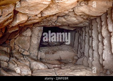 Zisterne bei Mykene (Mykenai) - eine archäologische Stätte in der Nähe von Mykines in Argolis, im zweiten Jahrtausend v. Chr., Mykene war eines der wichtigsten Zentren der griechischen Zivilisation, eine militärische Festung, die einen Großteil des südlichen Griechenland, Kreta, die Kykladen und Teile des Südwestanatoliens dominiert. März 1980. Archivscan von einem Dia. Stockfoto