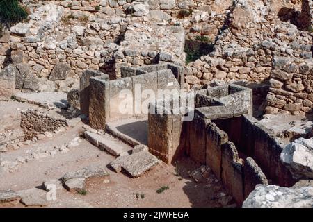 Grave Circle A in Mycenae (Mykenai) - eine archäologische Stätte in der Nähe von Mykines in Argolis, im zweiten Jahrtausend v. Chr., Mycenae war eines der wichtigsten Zentren der griechischen Zivilisation, eine militärische Festung, die einen Großteil des südlichen Griechenland, Kreta, die Kykladen und Teile des Südwestanatoliens dominiert. März 1980. Archivscan von einem Dia. Stockfoto