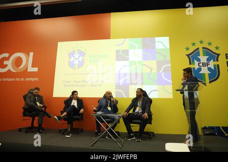 Sao Paulo, Sao Paulo, Brasilien. 5. September 2022. Die vom brasilianischen Fußballverband organisierte Brasilianische Fußballausstellung findet in Sao Paulo statt. 5. September 2022, Sao Paulo, Brasilien: Die Brazil Soccer Expo findet vom 4.. Bis 8.. September im Pro Magno Centro de Eventos in Sao Paulo am Montag (5) statt. Die Veranstaltung, die vom brasilianischen Fußballverband (CBF) organisiert wird, bietet eine Messe und einen Kongress, der auf die Geschäftsentwicklung und Wissensgenerierung für den brasilianischen Fußball ausgerichtet ist. Bild: Leco Viana/Thenews2 (Bild: © Leco Viana/TheNEWS2 via ZUMA Press Wire) Stockfoto