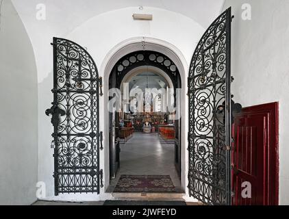 Narthex unserer Lieben Frau von Ewiger Hilfe ukrainische griechisch-katholische Kirche mit dem Blick auf Kirchenschiff in Lviv, Ukraine Stockfoto