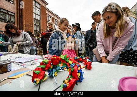 Non Exclusive: ZAPORIZHZHIA, UKRAINE - 04. SEPTEMBER 2022 - die Besucher schauen sich die Souvenirs während der Ausstellung-Verkauf zur Unterstützung der gefangenen Verteidiger Stockfoto