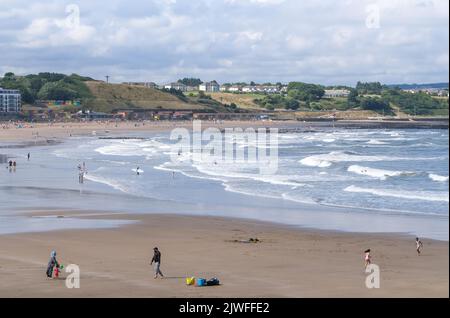 Scarborough, North Yorkshire, Großbritannien, September 1 2022 Ein Sommerblick über die Scarborough South Bay mit Urlaubern, die den Strand und das Meer genießen. Stockfoto