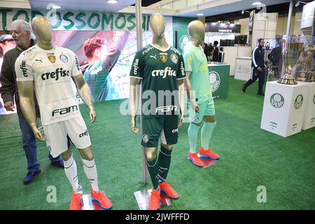 Sao Paulo, Sao Paulo, Brasilien. 5. September 2022. Die vom brasilianischen Fußballverband organisierte Brasilianische Fußballausstellung findet in Sao Paulo statt. 5. September 2022, Sao Paulo, Brasilien: Die Brazil Soccer Expo findet vom 4.. Bis 8.. September im Pro Magno Centro de Eventos in Sao Paulo am Montag (5) statt. Die Veranstaltung, die vom brasilianischen Fußballverband (CBF) organisiert wird, bietet eine Messe und einen Kongress, der auf die Geschäftsentwicklung und Wissensgenerierung für den brasilianischen Fußball ausgerichtet ist. Bild: Leco Viana/Thenews2 (Bild: © Leco Viana/TheNEWS2 via ZUMA Press Wire) Stockfoto