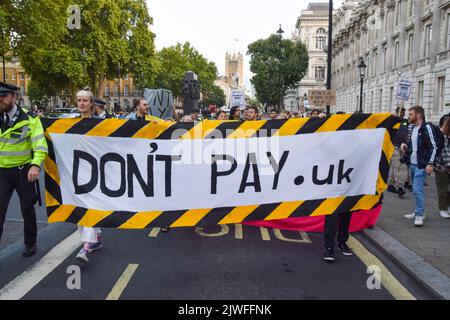 London, Großbritannien. 5.. September 2022. Die Demonstranten marschieren in Whitehall, Teil der „Don’t Pay“-Kampagne gegen massive Energiepreiserhöhungen, als Liz Truss die Rolle des Premierministers übernimmt. Über 160.000 Menschen haben sich für die Kampagne angemeldet und werden ihre Zahlungen an Energieversorger am 1.. Oktober kündigen, wenn die Preise nicht sinken. Kredit: Vuk Valcic/Alamy Live Nachrichten Stockfoto