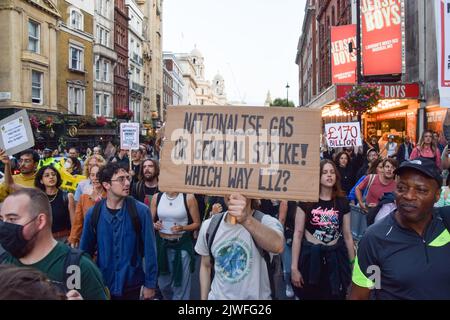 London, Großbritannien. 5.. September 2022. Die Demonstranten marschieren in Whitehall, Teil der „Don’t Pay“-Kampagne gegen massive Energiepreiserhöhungen, als Liz Truss die Rolle des Premierministers übernimmt. Über 160.000 Menschen haben sich für die Kampagne angemeldet und werden ihre Zahlungen an Energieversorger am 1.. Oktober kündigen, wenn die Preise nicht sinken. Kredit: Vuk Valcic/Alamy Live Nachrichten Stockfoto