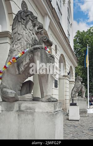 Skulpturen von sitzenden Löwen mit dem Wappen der Stadt Lemberg am Eingang des Rathauses, Ukraine Stockfoto