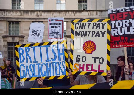 London, Großbritannien. 5.. September 2022. Demonstranten halten Plakate gegen British Gas und gegen Shell. Demonstranten versammeln sich außerhalb der Downing Street als Teil der Kampagne „Don’t Pay“ gegen massive Energiepreiserhöhungen, während Liz Truss die Rolle des Premierministers übernimmt. Über 160.000 Menschen haben sich für die Kampagne angemeldet und werden ihre Zahlungen an Energieversorger am 1.. Oktober kündigen, wenn die Preise nicht sinken. Kredit: Vuk Valcic/Alamy Live Nachrichten Stockfoto
