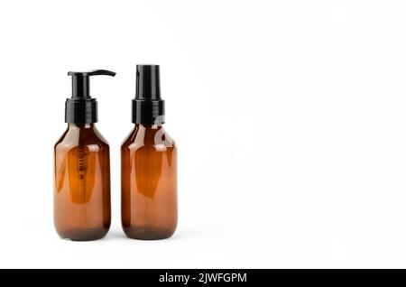 Kosmetikflaschen mit Spender auf weißem Hintergrund. Spa-Produkte Stockfoto