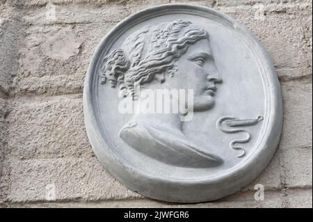 Straßenrelief der Göttin der Gesundheit Sauberkeit und Hygiene Hygienia Dekoration des alten Hauses in Lviv Ukraine Stockfoto