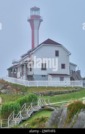 Der Leuchtturm am Kap Forchu Nova Scotia an einem nebligen und nebligen Morgen. Stockfoto