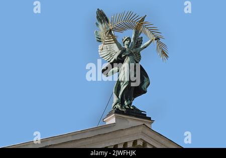 Allegorische Skulptur des Ruhms mit Palmzweigen Kronen Lviv Theater der Oper und des Balletts in Lviv, Ukraine Stockfoto