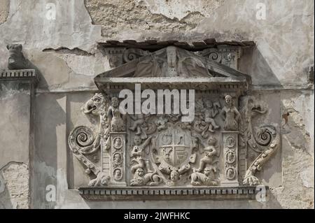 Wappenrelief an der Fassade des Schlosses Olesko im Gebiet Lwiw in der Ukraine Stockfoto