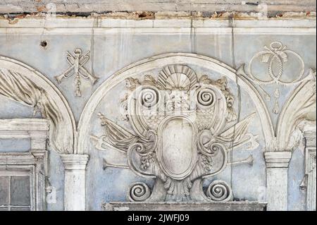 Wappenrelief an der Fassade des Schlosses Pidhirzi im Gebiet Lwiw in der Ukraine Stockfoto