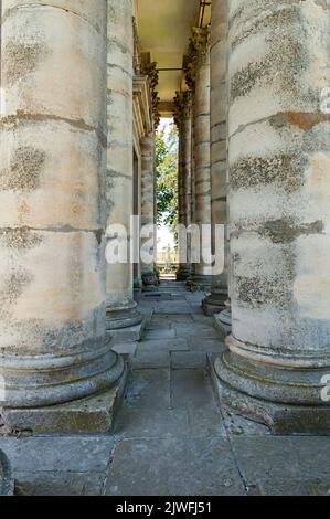 Blick durch die riesigen Säulen der Kirche der Erhöhung des Heiligen und Heiligen Josef, Pidhirtsi, Ukraine Stockfoto