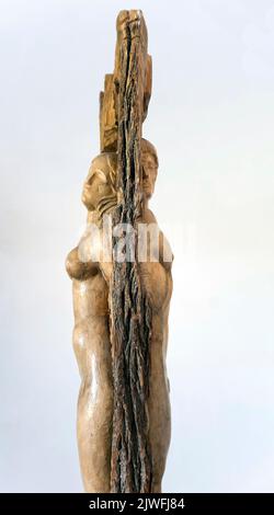 Holzskulptur von Mann- und Frauenfiguren, die den Saal des Schlosses Zolochiv im Bezirk Lwiw in der Ukraine schmücken Stockfoto