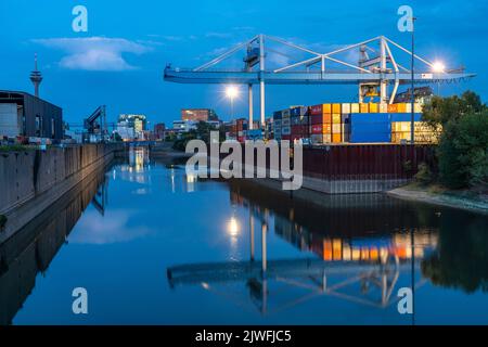 Hafenanlagen, Containerterminal der DCH Düsseldorfer Container Hafen GmbH, Neuer Zollhof, die Gehry-Gebäude, am Media Harbou Stockfoto