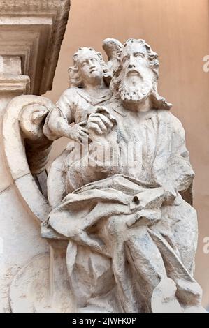 Eine der Skulpturen der Kampian-Kapelle der Kathedrale Basilika Mariä Himmelfahrt, auch bekannt als lateinische Kathedrale in Lviv Ukraine Stockfoto