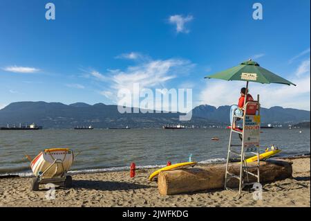 Rettungsschwimmer Post am Spanish Banks Beach BC Kanada. Rettungsschwimmer Turm an einem sonnigen Sommerstrand. Reisefoto, Straßenansicht, selektiver Fokus-August 19,2022 Stockfoto