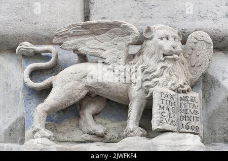 Der geflügelte Markuslöwe hält das Evangelium mit der Inschrift PAX TIBI MARCE EVANGELISTA MEVS in Lviv, Ukraine Stockfoto