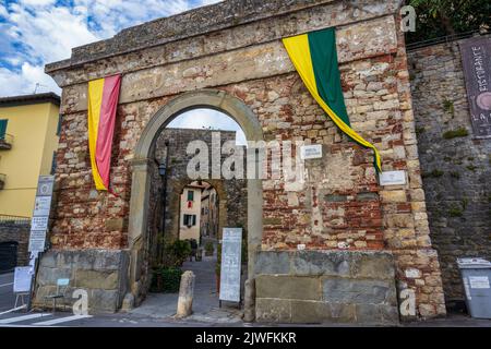 Außenansicht der Porta San Giovanni in der mittelalterlichen Hügelstadt Lucignano im Val di Chiana in der Toskana, Italien Stockfoto