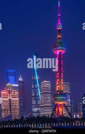 Shanghai, China - 27. Juli 2018: Porträt des Fernsehturms mit orientalischem Perlmutt in Shanghai in der Nacht Stockfoto