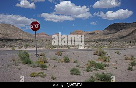 Stoppschild mitten im Nirgendwo auf dem ET Highway NV-375 Stockfoto