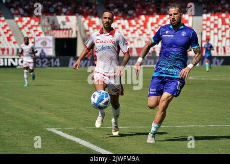 Bari, Italien. 03. September 2022. Antonio Mazzotta (SSC Bari) und Andrea La Mantia (Spal Ferrara) während SSC Bari gegen SPAL, Italienisches Fußballspiel der Serie B in Bari, Italien, September 03 2022 Quelle: Independent Photo Agency/Alamy Live News Stockfoto