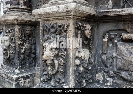 Löwen und Gesichter Reliefschmuck der westlichen Wand der Boim-Kapelle in Lviv, Ukraine Stockfoto