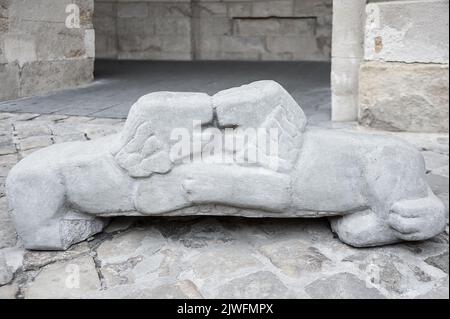 Nahaufnahme der Skulptur Kissing Lions auf dem Bürgersteig des Marktplatzes in der Nähe des Rathauses in Lviv, Ukraine. Stockfoto