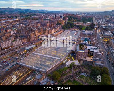 Luftaufnahme in der Abenddämmerung der Waverley Station in Edinburgh, Schottland, Großbritannien Stockfoto