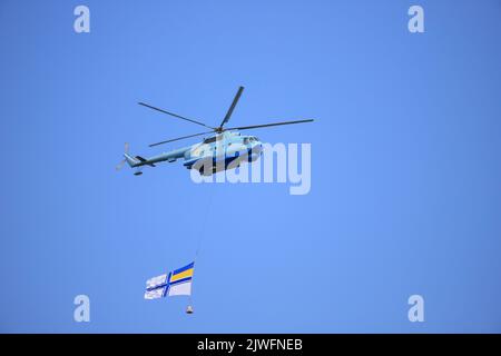 Der Militärhubschrauber MI-14 fliegt mit einer großen Seestreitkraft der Ukraine Stockfoto